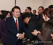 눈꽃 동행축제 개막행사 입장하는 윤석열 대통령