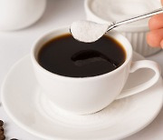 "커피에 설탕 넣어도 건강에 나쁜 영향 없다"