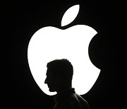 “새 아이폰 말고 AI폰 내놨어야 했나”…추격자에 쫓기는 애플
