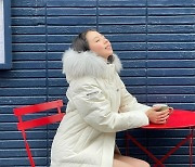 안소희, 겨울 분위기 가득한 디스커버리 화보 비하인드컷 공개
