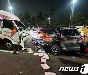 인천공항고속도로서 화물차 등 4대 추돌…2명 부상