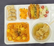 [Weekender] [K-School] From lobster to rose tteokbokki, Korean school food continues to evolve