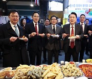 재계 총수 ‘떡볶이 먹방’ 역풍?…끊이지 않는 ‘동원’ 논란