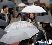 "우산 챙기세요" 전국 종일 비소식…평년보다 기온 3~10도↑[내일날씨]