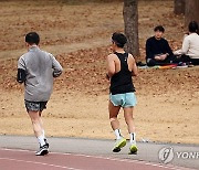 "계절 역주행?"…`낮기온 20도` 포근한 날씨에 반팔 차림도