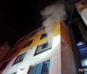 경주 충효동 원룸 3층서 불…50대 사망