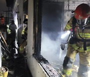 경주 원룸 건물서 화재…거주하던 50대 숨지고 8명 다쳐