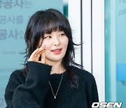 레드벨벳 슬기,'팬들을 바라보며 다정한 손인사' [사진]