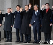 이륙하는 공군1호기 향해 손 흔드는 환송인사들