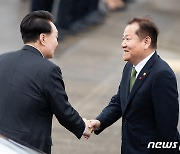 이상민 행안부 장관과 인사 나누는 윤석열 대통령