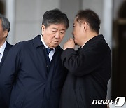 이상민 행안부 장관과 귀엣말 나누는 김대기 대통령비서실장