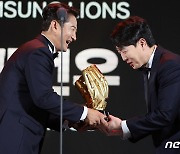 박건우, 박용택의 축하 받으며 미소 활짝