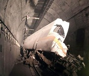 화물차 날벼락… 대만 열차 덮쳐 50명 사망