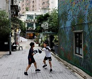 쪼그라드는 ‘자유 홍콩’… 1년새 11만명 떠났다