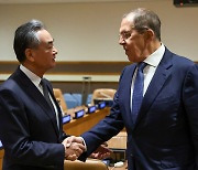 왕이 “급선무는 휴전”… 중국도 러시아와 거리두기