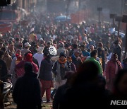 죽은 가족 떠올리는 네팔 발라 차투르다시 축제