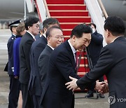 국민의힘 김기현 대표와 인사하는 윤석열 대통령