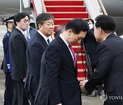 국민의힘 김기현 대표와 인사하는 윤석열 대통령