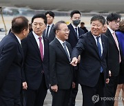 윤석열 대통령 환송 나온 국민의힘 김기현 대표