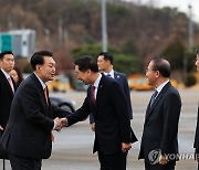 국민의힘 김기현 대표와 인사하는 윤석열 대통령