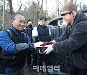 [포토]윤재옥 국민의힘 원내대표, 연탄 나눠요