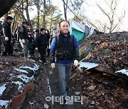 [포토]연탄 가지고 이동하는 윤재옥 국민의힘 원내대표