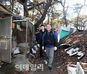 [포토]연탄배달 봉사하는 윤재옥 원내대표