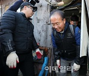 [포토]윤재옥 원내대표, 구룡마을 연탄배달 봉사