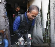 [포토]윤재옥 원내대표, 구룡마을에서 연탄 배달