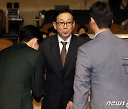 김혜성과 노시환 인사 받는 최일언 코치