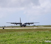 이륙하는 C-130 항공기