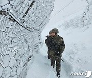 '눈 쌓인 최전방서 경계작전'