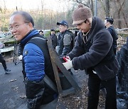 윤재옥 원내대표 '오늘은 연탄 배달꾼'