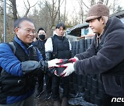 윤재옥 원내대표, 즐거운 '연탄 봉사'