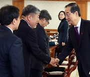 악수하는 한덕수 총리와 김동명 한국노총 위원장