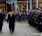 윤 대통령, 네덜란드 '공식환영식'…교민들과 깜짝 인사(종합)