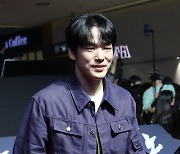 김정현, 부드러운 미소 지으며 영화관 나들이