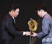 이범호가 전달한 3루수 골든글러브에 담긴 진심, '제2의 이범호' 넘어 노시환 시대 연 2023년