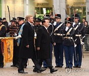 尹, 국빈 예우 받으며 네덜란드 '공식환영식' 참석