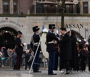 尹, 네덜란드 국빈 환영식 참석… 극진예우 속 전쟁기념비 헌화