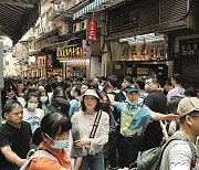 中 2억4000만명 ‘보복 관광’… “앞을 보면 엉덩이, 뒤를 보면 머리 뿐”