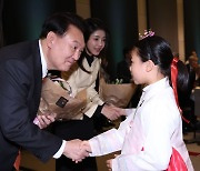 尹 “한·네덜란드 ‘반도체 동맹’으로 격상”... 기내에선 반도체회의