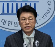 [속보] 윤핵관 장제원 총선 불출마 선언 “나를 밟고 총선승리 통해 尹정부 성공시켜달라”