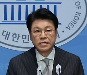 ‘친윤’ 장제원, 총선 불출마 공식 선언…“저를 밟고 총선 승리하길”