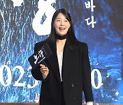 한지혜 ‘코트 속은 초미니’