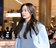 윤소희 ‘코트 속은 한여름 초미니’