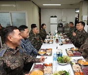 우도경비대 장병들과 오찬하는 김명수 합참의장