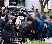 취재진에 둘러싸여 차량 탑승하는 유아인 [SE★포토]