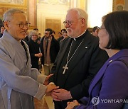 교황청 외교장관과 만난 유인촌 문체부 장관