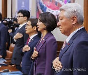 국기에 경례하는 김홍일 위원장